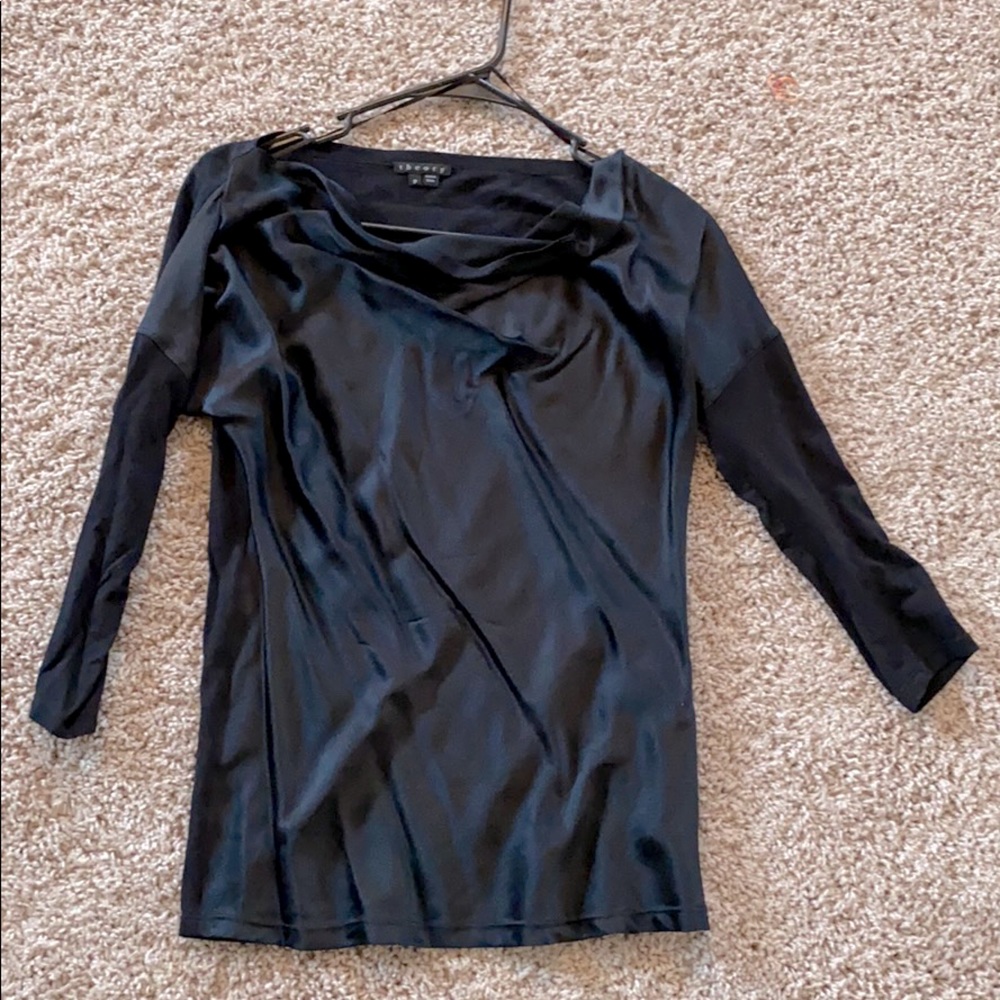 Beautiful silk Theory work or casual shirt! 🖤